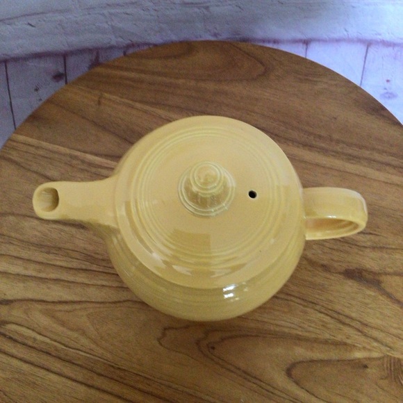 Vintage Fiesta Medium “C” Handled Original Yellow Covered Teapot - Picture 5 of 8